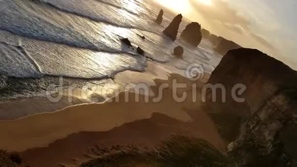 在澳大利亚大洋路上著名的十二柱上太阳正落在海面上视频的预览图