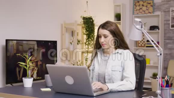 一个女孩在家里一边喝咖啡一边工作视频的预览图