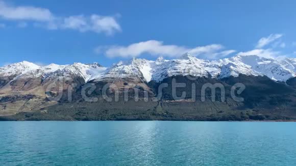 湖景和雪山景色视频的预览图