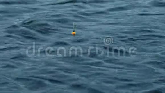 钓鱼的浮子在荡水浪视频的预览图