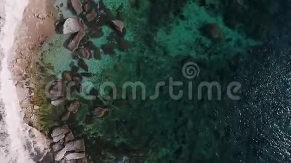 从无人驾驶飞机俯瞰绿松石海中的大岩石视频的预览图