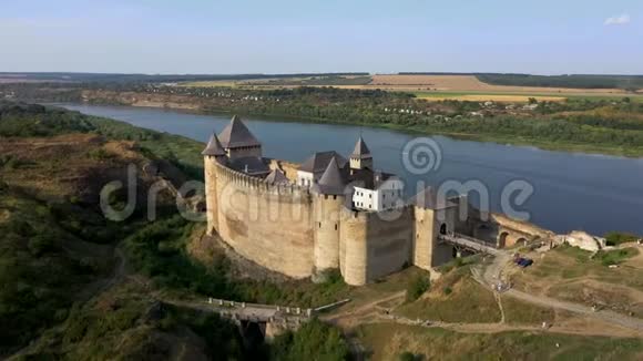 从空中可以看到河上青山上的霍廷中世纪城堡放大视频的预览图