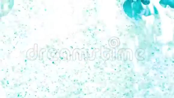 双倍曝光蓝墨水产生的蜗壳尘埃粒子在白色背景上移动视频的预览图