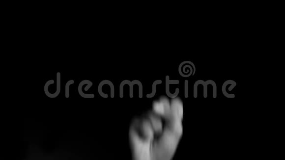 一只人的手举了出来显示了阿格尼穆德拉也叫苏里亚穆德拉或在黑色背景上孤立的火的手势视频的预览图