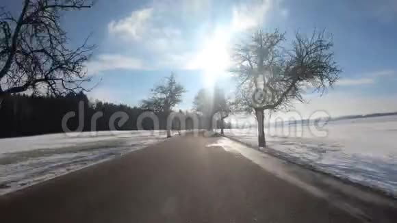 欧洲阳光明媚的日子里冬天的汽车会导致极度衰退视频的预览图