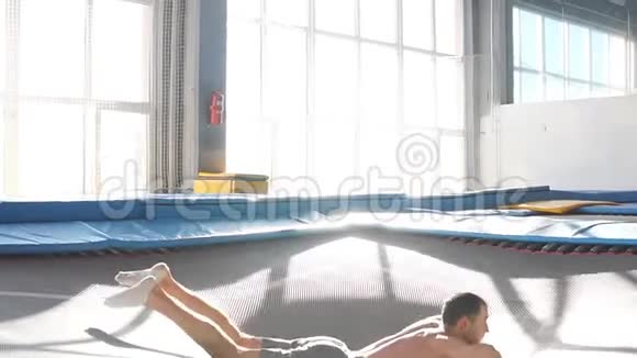 运动员在蹦床上跳时假装飞机视频的预览图