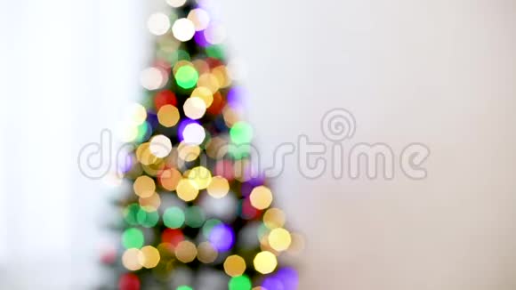 圣诞快乐有玩具和发光花环的圣诞树美丽模糊的背景视频的预览图