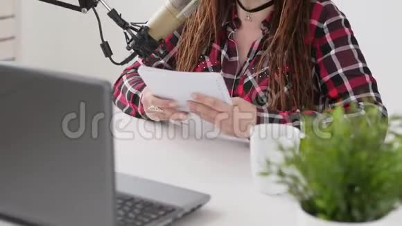 播和广播概念电台主持人在录音室的一位年轻女子面前拿着麦克风视频的预览图