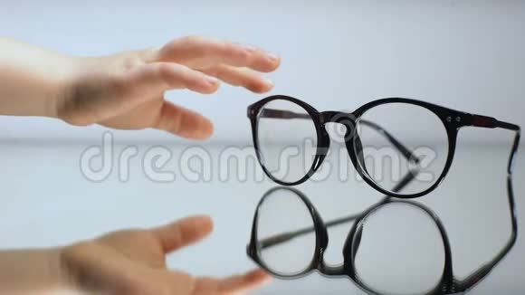 儿童手拿眼镜儿童视力诊断眼科帮助视频的预览图
