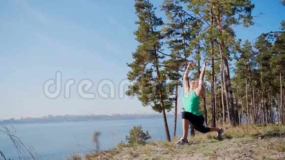 在高河岸上的女孩做锻炼慢跑前充电视频的预览图