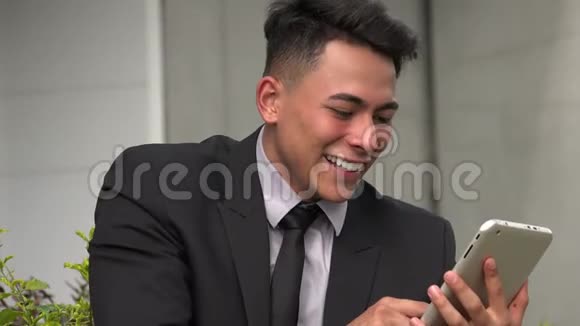 成功使用手机的西班牙裔快乐男子视频的预览图