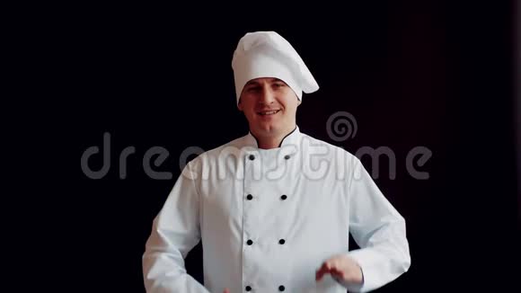 白种人的厨师穿着白色制服一只手伸出拇指脸上带着灿烂的微笑视频的预览图