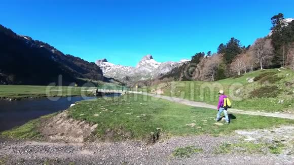 有山脉和小河的景观蓝天法国比利牛斯山脉视频的预览图