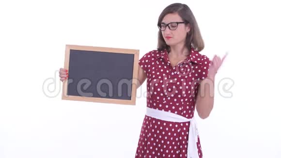 戴着眼镜拿着黑板竖起大拇指的女士视频的预览图