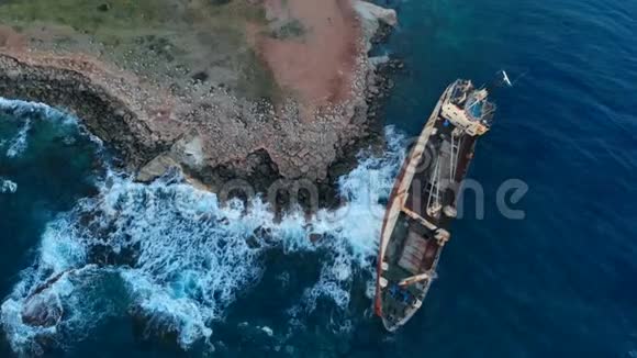被遗弃的船只搁浅在地中海沿岸从上面看视频的预览图