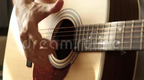 男人弹声吉他音乐和爱好视频的预览图