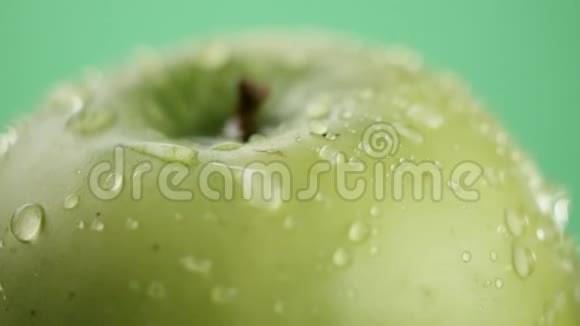 在视频中我们看到一个绿色的苹果水开始从顶部像淋浴一样倾泻然后像波浪一样绿色的视频的预览图