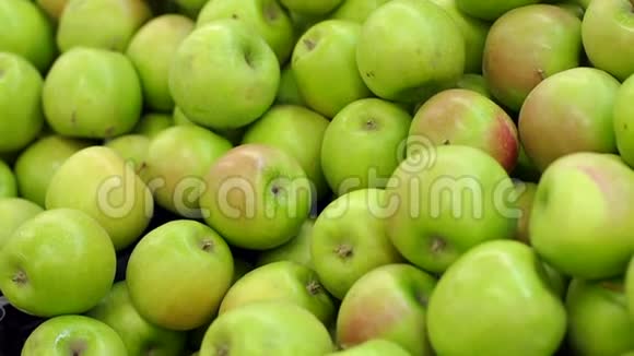 超市里的水果超市里的绿色苹果水果视频的预览图