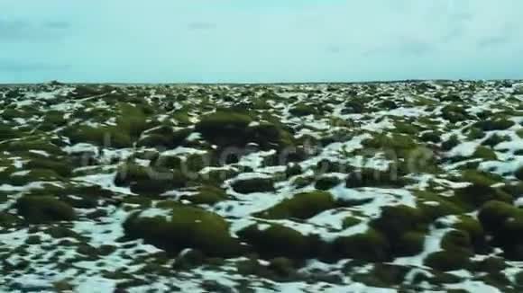 冰岛苔藓岩石和雪景景观从公路旅行视频的预览图