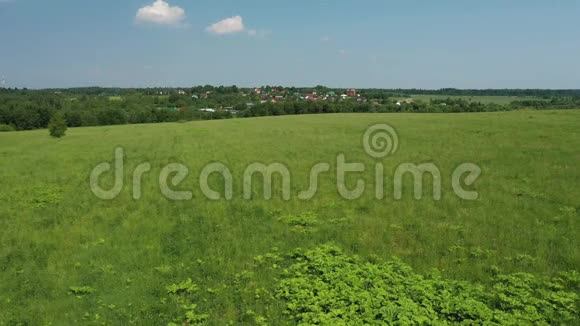 从空中俯瞰乡村村庄和湖面越过田野朝着村庄飞去视频的预览图