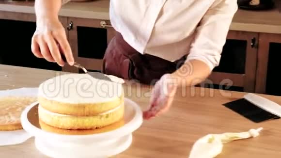 蛋糕店商务糕点厨师组装蛋糕视频的预览图