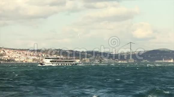 博斯普鲁斯海峡沿着博斯普鲁斯海峡航行的船只视频的预览图