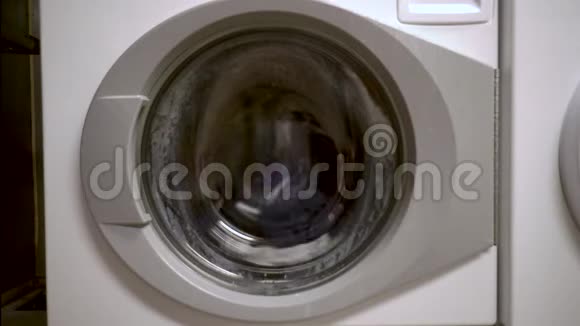自动洗衣机和烘干机洗衣服视频的预览图