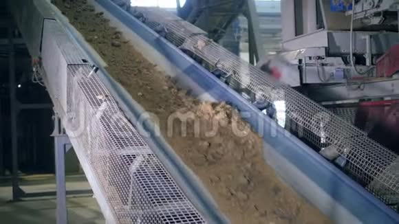 结构粘土材料沿着工厂运输工具移动视频的预览图
