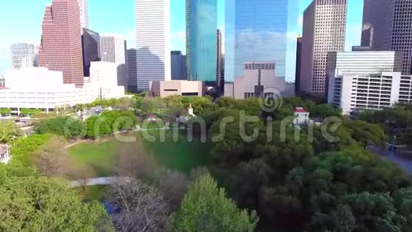 德克萨斯州休斯敦市中心金融区摩天大楼公园令人惊叹的4k空中全景视频的预览图