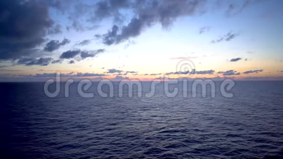 风景优美的地平线早于海洋视频的预览图