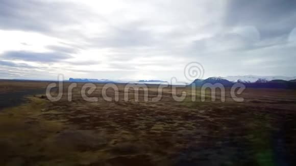 从远处的冰岛冰川可以看到冰川变暖带来的更小的融化视频的预览图