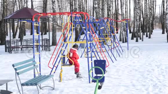 这个孩子是在一个运动的孩子冬天玩的视频的预览图