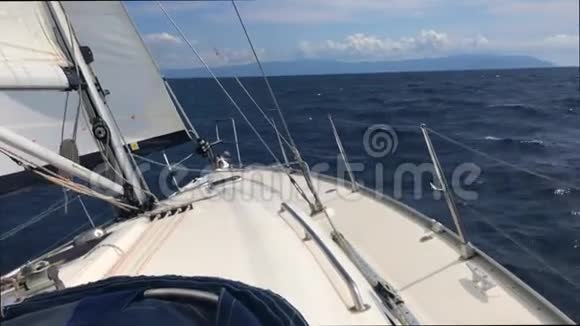 帆船在海浪中张开的帆的前弓视频的预览图