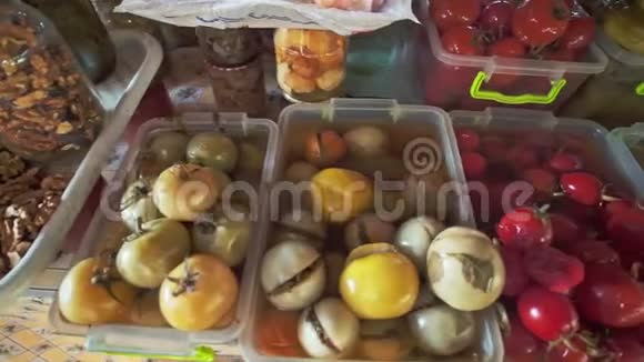 不同品种的泡菜蘑菇西红柿洋葱等在当地健康食品市场上腌制视频的预览图
