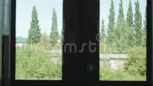 从火车的窗口看小镇慢镜头视频的预览图