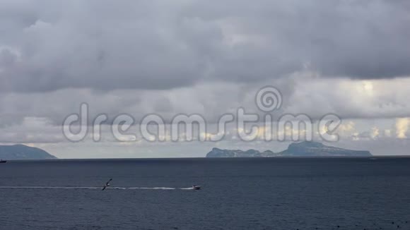慢动作摩托艇和一只海鸥在上面飞行卡布里那岛视频的预览图