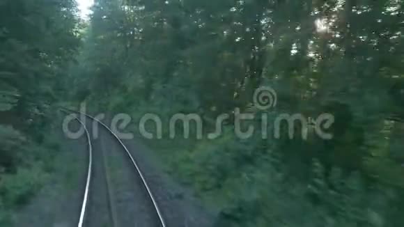 穿过日落森林的铁路视频的预览图