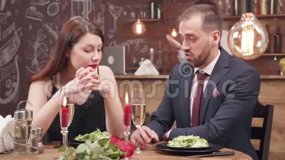 年轻可爱的情侣在浪漫的晚餐约会视频的预览图
