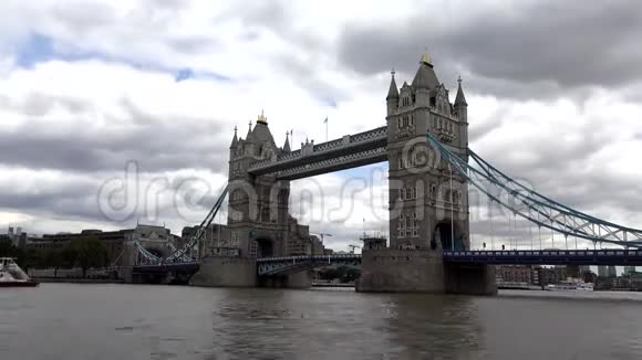 伦敦塔桥时间推移泰晤士河景观与船只和游艇视频的预览图