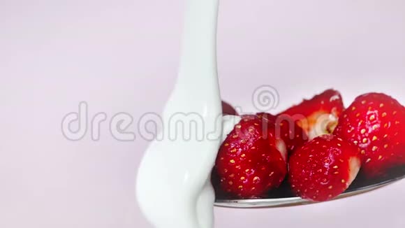 草莓甜点和倒酸奶移动勺子视频的预览图