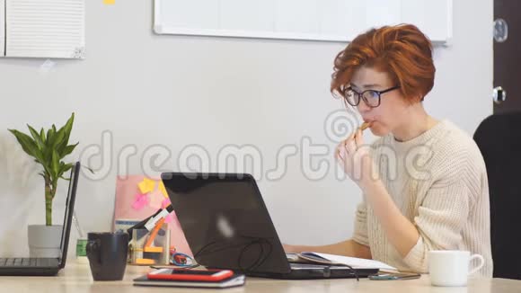 女老板在她的办公室工作笔记本电脑夜间工作加班的概念视频的预览图
