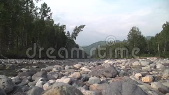 山河的石岸视频的预览图