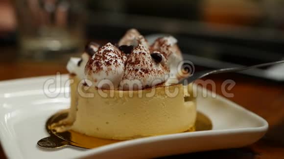 勺子在咖啡店里打碎了一块提拉米苏蛋糕慢动作特写视频的预览图