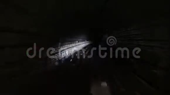 地铁列车在路线上的时间推移一列地铁列车在黑暗隧道中行驶并在视频的预览图