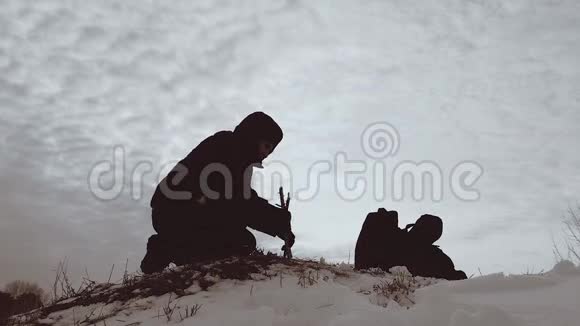 两个营火篝火冬季户外野餐徒步探险生活方式视频的预览图