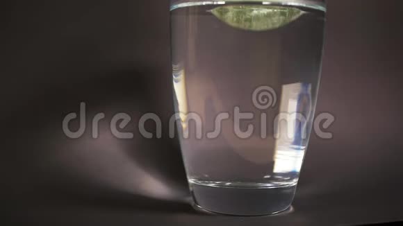 用分解反应水在花瓶中形成浴盐下降慢液视频的预览图