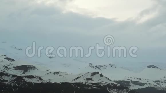 冰岛雪山顶多云的天空阳光照耀视频的预览图