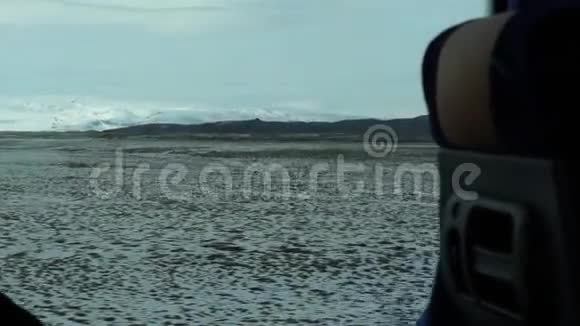巴士游览冰岛景观雪地视频的预览图