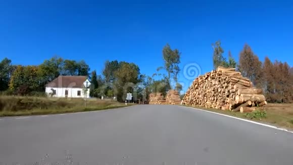 秋天的汽车行驶在被树皮打垮的乡村景观中视频的预览图