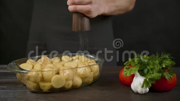 在黑暗的厨房里从胡椒锅里取出的土豆视频的预览图